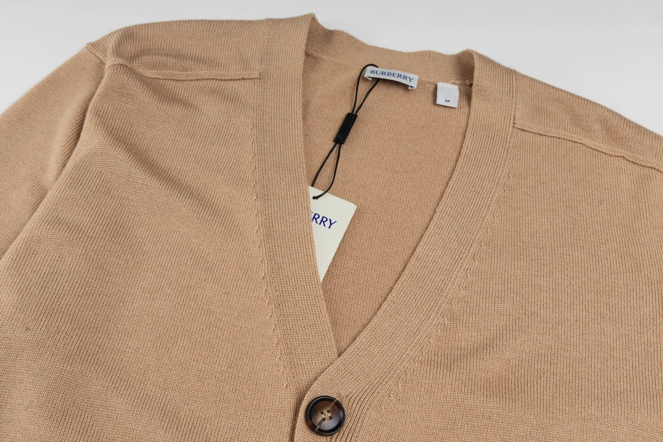 BBR V （Khaki ） 12,611 ， ， 。 ， Burberry 、Classic (EKD)， Trench 。 ， 。 ， 。 ， 。 Burberry ， 。 Size:S/M/L